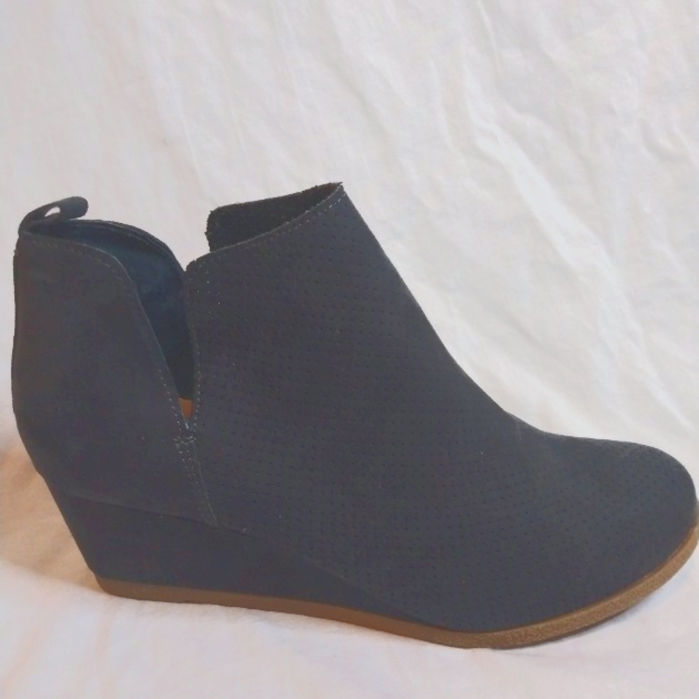 DV8 by Dolce Vita faux suede wedge bootie dark gray/8.5
